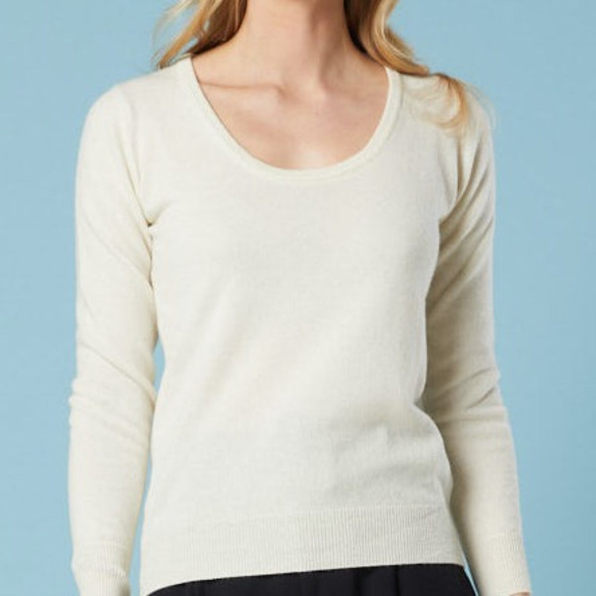 100% CASHMERE CREAM SCOOP NECK